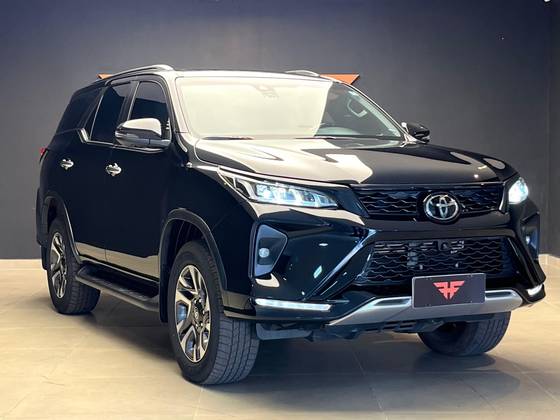 TOYOTA HILUX SW4 2.8 D-4D TURBO DIESEL DIAMOND 7L 4X4 AUTOMÁTICO